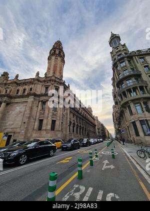 Via Laietana all'inizio. Sulla sinistra, edificio centrale dell'ufficio postale. Foto Stock