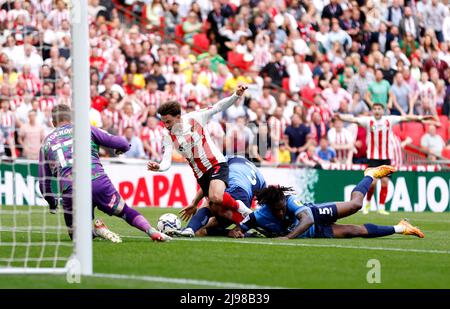 Patrick Roberts di Sunderland è stato affrontato da Joe Jacobson (centro) di Wycombe Wanderers e Anthony Stewart durante la finale di gioco della Sky Bet League One al Wembley Stadium di Londra. Data foto: Sabato 21 maggio 2022. Foto Stock