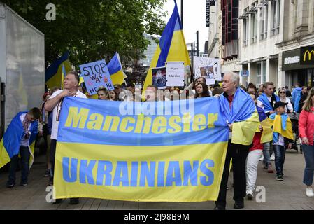 Manchester, Regno Unito, 21st maggio 2022. “Stand with Ukraine” (stare con l’Ucraina), un raduno anti-bellico nel centro della città marzo, una protesta per l’invasione russa dell’Ucraina a Piccadilly Gardens, nel centro di Manchester, Inghilterra, Regno Unito, Isole Britanniche. Credit: Terry Waller/Alamy Live News Foto Stock