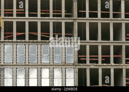 Facciata di casa in costruzione con vetri parzialmente finiti Foto Stock