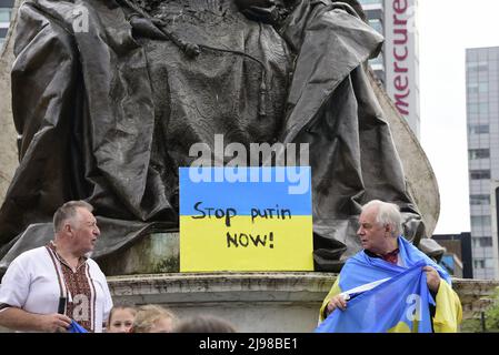 Manchester, Regno Unito, 21st maggio 2022. “Stand with Ukraine” rally anti-war e camicia ricamata centro città marzo, una protesta per l’invasione russa dell’Ucraina in Piccadilly Gardens, centro di Manchester, Inghilterra, Regno Unito, Isole britanniche. Alcuni manifestanti indossavano magliette ricamate in stile culturale ucraino. Credit: Terry Waller/Alamy Live News Foto Stock