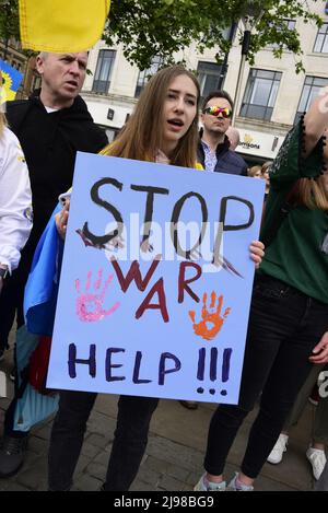 Manchester, Regno Unito, 21st maggio 2022. “Stand with Ukraine” (stare con l’Ucraina), un raduno anti-bellico nel centro della città marzo, una protesta per l’invasione russa dell’Ucraina a Piccadilly Gardens, nel centro di Manchester, Inghilterra, Regno Unito, Isole Britanniche. Credit: Terry Waller/Alamy Live News Foto Stock