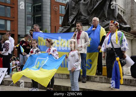 Manchester, Regno Unito, 21st maggio 2022. “Stand with Ukraine” rally anti-war e camicia ricamata centro città marzo, una protesta per l’invasione russa dell’Ucraina in Piccadilly Gardens, centro di Manchester, Inghilterra, Regno Unito, Isole britanniche. Alcuni manifestanti indossavano magliette ricamate in stile culturale ucraino. Credit: Terry Waller/Alamy Live News Foto Stock