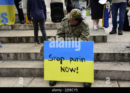 Manchester, Regno Unito, 21st maggio 2022. “Stand with Ukraine” (stare con l’Ucraina), un raduno anti-bellico nel centro della città marzo, una protesta per l’invasione russa dell’Ucraina a Piccadilly Gardens, nel centro di Manchester, Inghilterra, Regno Unito, Isole Britanniche. Credit: Terry Waller/Alamy Live News Foto Stock