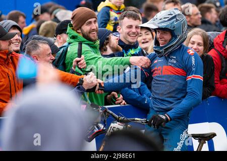 Coppa del mondo UCI Mountain Bike, Fort William, Scozia, Regno Unito. 21st maggio 2022. Nonostante le forti docce piovose, durante le qualifiche la folla si è rivelata particolarmente incoraggiante per i migliori appassionati di mountain bike in discesa del mondo. Nella foto: Delizia per il pilota scozzese Calum McBain in quanto si qualifica per la finale di domani Credit: Kay Roxby/Alamy Live News Foto Stock