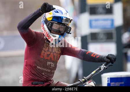 Coppa del mondo UCI Mountain Bike, Fort William, Scozia, Regno Unito. 21st maggio 2022. Nonostante le forti docce piovose, durante le qualifiche la folla si è rivelata particolarmente incoraggiante per i migliori appassionati di mountain bike in discesa del mondo. Nella foto: Il pilota britannico Laurie Groenlandia si qualifica in prima posizione Credit: Kay Roxby/Alamy Live News Foto Stock