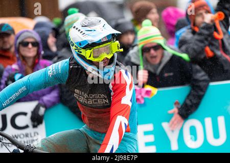 Coppa del mondo UCI Mountain Bike, Fort William, Scozia, Regno Unito. 21st maggio 2022. Nonostante le forti docce piovose, durante le qualifiche la folla si è rivelata particolarmente incoraggiante per i migliori appassionati di mountain bike in discesa del mondo. Nella foto: Delight per il pilota britannico Matt Walker come si qualifica in 10th posto per la finale di domani Credit: Kay Roxby/Alamy Live News Foto Stock