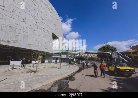 Vista moderna all'aperto sul rinnovato edificio dell'antica Grande Biblioteca di Alessandria, Egitto Foto Stock