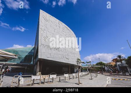 Vista moderna all'aperto sul rinnovato edificio dell'antica Grande Biblioteca di Alessandria, Egitto Foto Stock