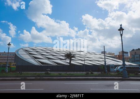 Vista moderna all'aperto sul rinnovato edificio dell'antica Grande Biblioteca di Alessandria, Egitto Foto Stock