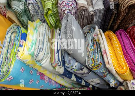 molti rotoli di tessuto colorato con motivi diversi Foto Stock