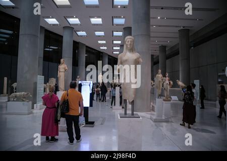 La gente visita il Museo dell'Acropoli di Atene, Grecia, durante la Notte europea dei Musei. Credit: Dimitris Aspiotis / Alamy Foto Stock