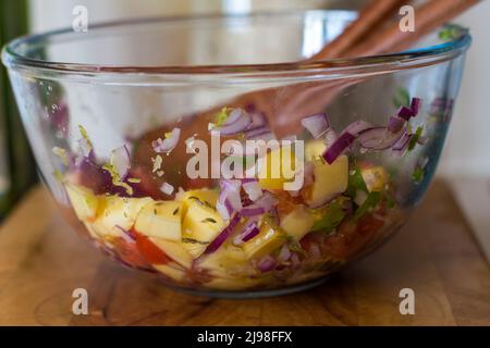 Mango fatto in casa e salsa di pomodoro in una ciotola su un banco da cucina Foto Stock