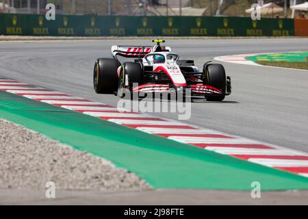 21st maggio 2022; Barcellona, Circuit de Barcelona Catalunya, Spagna. F1 Gran Premio di Spagna, Qualifiche; Mick Schumacher di Haas alla guida della VF22 (47) Haas F1 Team in pista Foto Stock