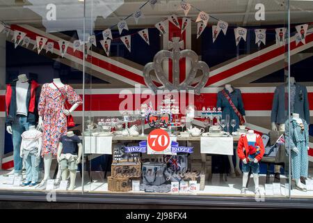 Windsor, Berkshire, Regno Unito. 21st maggio 2022. Una vetrina nel Daniel Department Store, a conduzione familiare. Le strade, i negozi e i ristoranti di Windsor sono abbelliti da bandiere Union Jack, abbellimenti e mostre Platinum Jubilee, mentre la città si prepara a ospitare quattro giorni di celebrazioni per il lungo fine settimana di sua Maestà la Regina Platinum Jubilee Holiday all'inizio di giugno. Credit: Maureen McLean/Alamy Live News Foto Stock