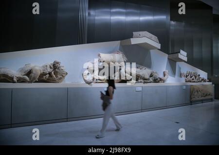 La gente visita il Museo dell'Acropoli di Atene, Grecia, durante la Notte europea dei Musei. Credit: Dimitris Aspiotis / Alamy Foto Stock