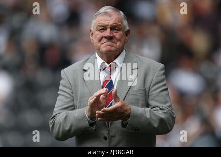 Hull, Regno Unito. 21st maggio 2022. In occasione del 40th anniversario del trionfo della finale della Challenge Cup 1982 di Hull FC su Widnes a Elland Road, la leggenda del club Kevin Harkin esce sul campo e applaude i sostenitori di Hull, Regno Unito, il 5/21/2022. (Foto di James Heaton/News Images/Sipa USA) Credit: Sipa USA/Alamy Live News Foto Stock