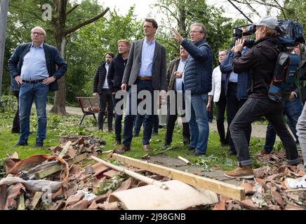 Paderborn, Germania. 21st maggio 2022. Hendrik Wüst (CDU, 4th da sinistra), il Ministro Presidente della Renania Settentrionale-Vestfalia, Herbert Reul (5th da sinistra), il Ministro degli interni della Renania Settentrionale-Vestfalia, e Michael Dreier (6th da sinistra), il Sindaco di Paderborn, visitano i luoghi della città dove un tornado ha causato danni massicci il venerdì pomeriggio. Credit: Friso Gentsch/dpa/Alamy Live News Foto Stock