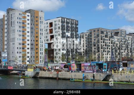 Ammira la spianata dell'isola di Aarhus (Aarhus Ø), una moderna città urbana che vive nella seconda città più grande della Danimarca Foto Stock