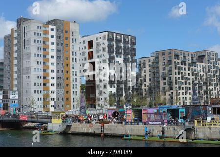 Ammira la spianata dell'isola di Aarhus (Aarhus Ø), una moderna città urbana che vive nella seconda città più grande della Danimarca Foto Stock