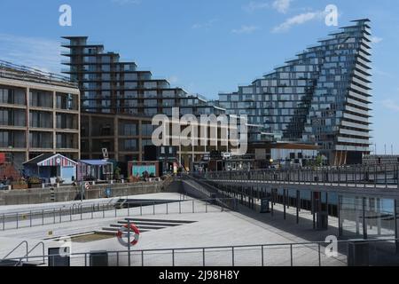 Ammira la spianata dell'isola di Aarhus (Aarhus Ø), una moderna città urbana che vive nella seconda città più grande della Danimarca Foto Stock