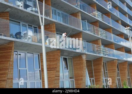 Dettagli i balconi degli appartamenti moderni dell'isola di Aarhus (Aarhus Ø) vivono in città nella seconda città più grande della Danimarca Foto Stock