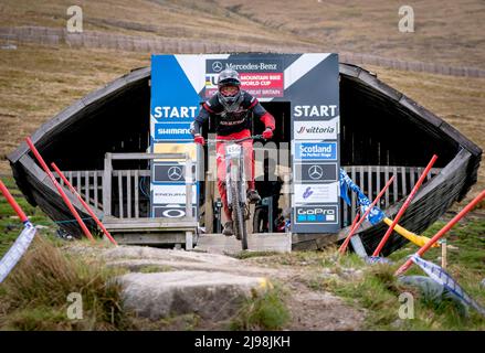 Un pilota lascia il gate di partenza durante il giorno uno della Mercedes-Benz UCI MTB World Cup evento a Fort William. Data foto: Sabato 21 maggio 2022. Foto Stock