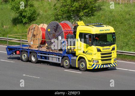 2018 giallo SCANIA R410; JOHN SUTCH GRU sollevamento e rigging divisione Grimaldi Group MC6415199 avvolgicavo elettrico, fissato con BCCT Edge Protection su caricatore basso; guida sull'autostrada M6, Manchester, UK Foto Stock