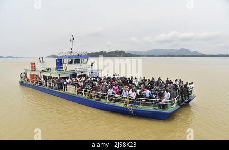 Guwahati, Guwahati, India. 20th maggio 2022. La gente viaggia in una nave da Guwahati Nord i a Guwahati attraverso il fiume Brahmaputra dopo l'aumento del livello dell'acqua del fiume Brahmaputra in Guwahati Assam India Venerdì 20th maggio 2022. Il servizio di traghetto da Jorhat a Majuli è stato sospeso a causa dell'aumento del livello dell'acqua Del fiume Brahmaputra (Credit Image: © Dasarath Deka/ZUMA Press Wire) Foto Stock