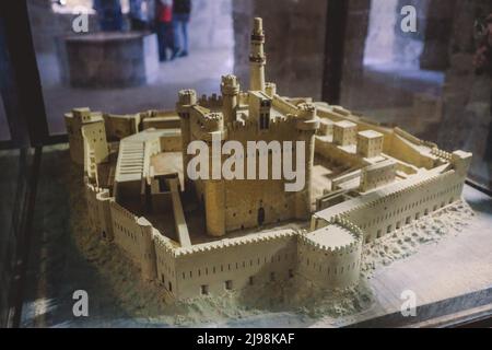 Vista interna alla fortezza difensiva del 15th secolo Cittadella di Qaitbay senza gente intorno, situato sulla costa mediterranea del mare, ad Alessandria Foto Stock