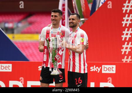 Il Danny Bath di Sunderland (a sinistra) e il Bailey Wright festeggiano con il trofeo dopo la finale di gioco della Sky Bet League One al Wembley Stadium di Londra. Data foto: Sabato 21 maggio 2022. Foto Stock