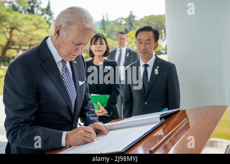 Seul, Corea del Sud. 21st maggio 2022. Il presidente degli Stati Uniti Joe Biden, firma il libro degli ospiti al cimitero nazionale di Seoul durante una visita per onorare i morti di guerra, 21 maggio 2022 a Seoul, Corea del Sud. Credit: Adam Schultz/White House Photo/Alamy Live News Foto Stock