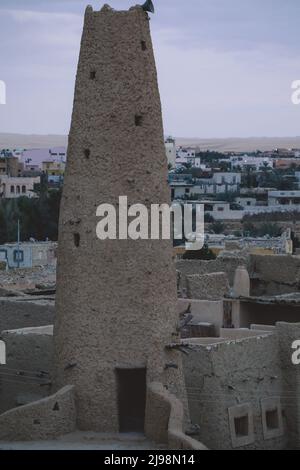 Vista mozzafiato sulle mura di arenaria e sull'antica fortezza di un antico villaggio di montagna Shali nell'Oasi di Siwa, in Egitto Foto Stock