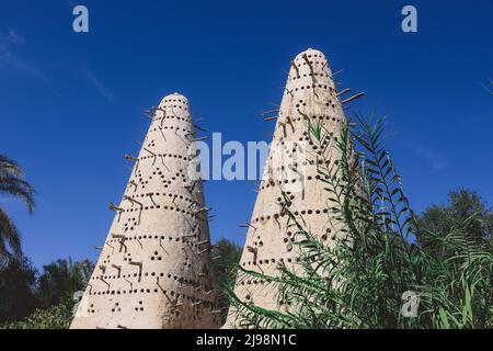 Vista della Torre del Pigeon Gemello Bianco presso l'Oasi di Siwa tra la depressione di Qattara e il Grande Mare di sabbia nel deserto Occidentale, Egitto Foto Stock