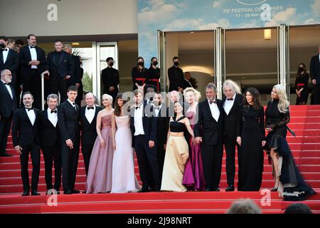 Cannes, Francia. 21st maggio 2022. 75th Festival del film di Cannes 2022, film rosso sul tappeto Triangolo della tristezza. Nella foto Charlbi Dean, Henrik Dorsin, Vicki Berlin, Arvin Kananian, Woody Harrelson, Dolly De Leon, Sunnyi Melles, Zlatko Burić, Iris Berben, Ralph Schicha, Carolina Gynning Credit: Independent Photo Agency/Alamy Live News Foto Stock