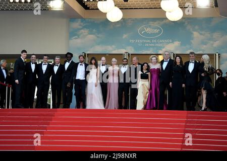 Cannes, Francia. 21st maggio 2022. 75th Festival del film di Cannes 2022, film rosso sul tappeto Triangolo della tristezza. Nella foto Charlbi Dean, Henrik Dorsin, Vicki Berlin, Arvin Kananian, Woody Harrelson, Dolly De Leon, Sunnyi Melles, Zlatko Burić, Iris Berben, Ralph Schicha, Carolina Gynning Credit: Independent Photo Agency/Alamy Live News Foto Stock