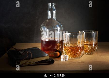 due bicchieri di whiskey e una bottiglia Foto Stock