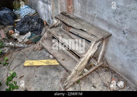 Luogo perduto, Halle, Lager, verlassen, aufgelassen, Tür, Fenster, Efeu, wachsen, verwildert, Schutt, Müll, Fenster, Fensterscheiben, Schmutzig, gebroche Foto Stock