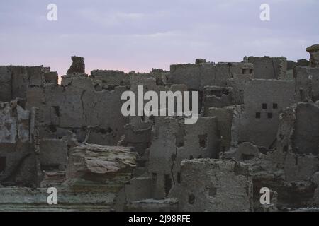 Vista mozzafiato sulle mura di arenaria e sull'antica fortezza di un antico villaggio di montagna Shali nell'Oasi di Siwa, in Egitto Foto Stock