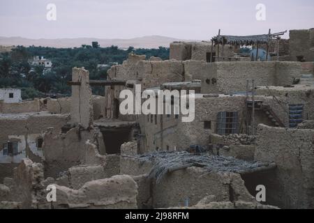 Vista mozzafiato sulle mura di arenaria e sull'antica fortezza di un antico villaggio di montagna Shali nell'Oasi di Siwa, in Egitto Foto Stock