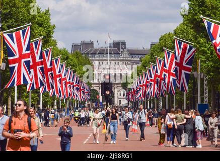 Londra, Regno Unito. 21st maggio 2022. Le bandiere Union Jack decorano il Mall per il Giubileo del platino della Regina, segnando il 70th anniversario dell'adesione della Regina al trono. Il 2nd-5th giugno si svolgerà uno speciale weekend Platinum Jubilee esteso. Credit: Vuk Valcic/Alamy Live News Foto Stock