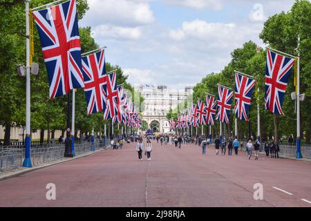 Londra, Regno Unito. 21st maggio 2022. Le bandiere Union Jack decorano il Mall per il Giubileo del platino della Regina, segnando il 70th anniversario dell'adesione della Regina al trono. Il 2nd-5th giugno si svolgerà uno speciale weekend Platinum Jubilee esteso. Credit: Vuk Valcic/Alamy Live News Foto Stock