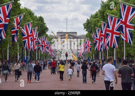 Londra, Regno Unito. 21st maggio 2022. Le bandiere Union Jack decorano il Mall per il Giubileo del platino della Regina, segnando il 70th anniversario dell'adesione della Regina al trono. Il 2nd-5th giugno si svolgerà uno speciale weekend Platinum Jubilee esteso. Credit: Vuk Valcic/Alamy Live News Foto Stock