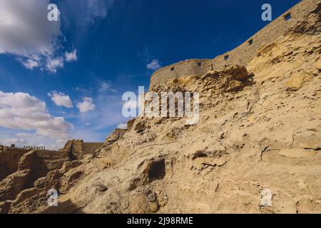 Vista mozzafiato sulle mura di arenaria e sull'antica fortezza di un antico villaggio di montagna Shali nell'Oasi di Siwa, in Egitto Foto Stock