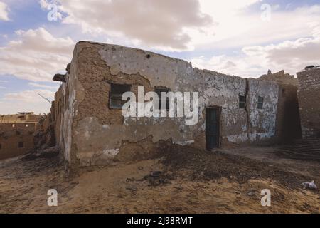 Vista mozzafiato sulle mura di arenaria e sull'antica fortezza di un antico villaggio di montagna Shali nell'Oasi di Siwa, in Egitto Foto Stock