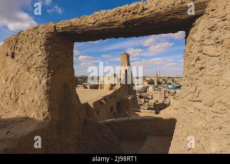 Vista mozzafiato sulle mura di arenaria e sull'antica fortezza di un antico villaggio di montagna Shali nell'Oasi di Siwa, in Egitto Foto Stock