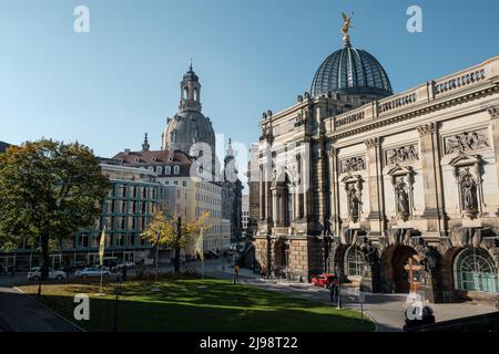 Vista dalla terrazza Brühlsche al palazzo Lipsius e alla chiesa Frauenkirche di giorno nella città di Dresda. Foto Stock