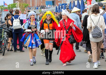 Düsseldorf, NRW, Germania. 21st maggio 2022. Decine di migliaia di visitatori e cosplayer godono del caldo sole lungo il lungofiume del Reno nei loro abiti ispirati da anime, video e giochi giapponesi. Spettacoli teatrali, cosplay, bancarelle e dimostrazioni di cultura, sport e tradizioni giapponesi sono stati presentati alla Giornata annuale del Giappone di Düsseldorf, celebrando il Giappone e la comunità giapponese della città. Düsseldorf ospita la più grande comunità giapponese della Germania. Credit: Imagplotter/Alamy Live News Foto Stock