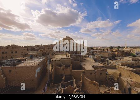 Vista panoramica sulle mura di arenaria e sull'antica fortezza di un antico villaggio montano di Shali nell'Oasi di Siwa, in Egitto Foto Stock