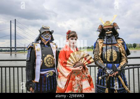 Düsseldorf, NRW, Germania. 21st maggio 2022. Decine di migliaia di visitatori e cosplayer godono del caldo sole lungo il lungofiume del Reno nei loro abiti ispirati da anime, video e giochi giapponesi. Spettacoli teatrali, cosplay, bancarelle e dimostrazioni di cultura, sport e tradizioni giapponesi sono stati presentati alla Giornata annuale del Giappone di Düsseldorf, celebrando il Giappone e la comunità giapponese della città. Düsseldorf ospita la più grande comunità giapponese della Germania. Credit: Imagplotter/Alamy Live News Foto Stock